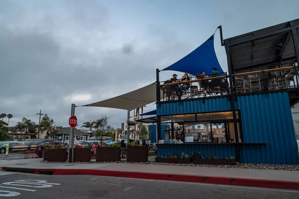 La gente pasa el rato en el restaurante al aire libre ocupado — Foto de Stock