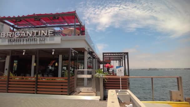 Brigantine Seafood Oyster Bar vid den nya Portside Pier i San Diego — Stockvideo