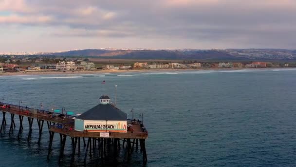 Drone cirkelt rond Imperial Beach Pier, San Diego California — Stockvideo