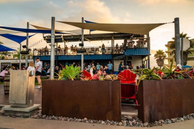 İnsanlar Imperial Beach 'teki Mike Hess Bira Barı' nda yemek yiyor.