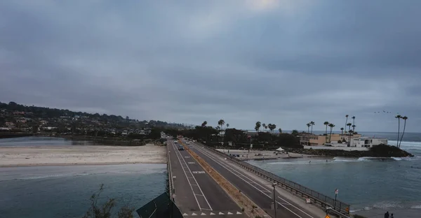 Coches en pequeño puente sobre la playa de San Diego — Foto de Stock
