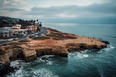 San Diego, California 'daki Sunset Cliffs' in hava görüntüsü, insansız hava aracı vuruldu.