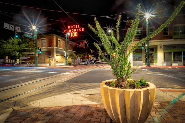 Downtown Tucson à noite com o Hotel Congress em segundo plano — Fotografia de Stock