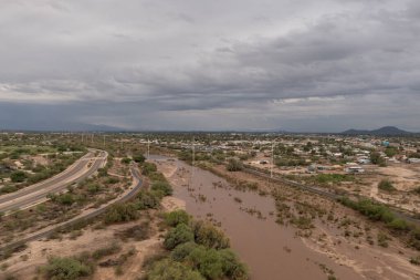 Şiddetli yağmurdan sonra Tucson 'daki Rillito Nehri taştı.