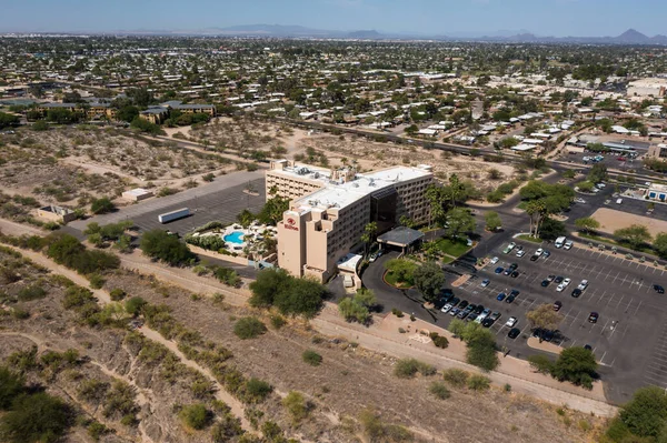 Hilton Hotel with swimming pool in Tucson, Arizona, aerial view — Stock Photo, Image