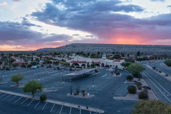 Église et maison à Green Valley, Arizona avec des pieux de mine — Photo