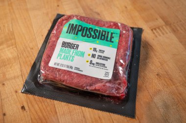 Bir paket vejetaryen eti, marka adı Tahta üzerinde İmkansız Burger