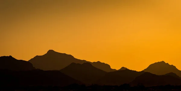 Tucson Mountain Range vor orangefarbenem Himmel bei Sonnenuntergang — Stockfoto