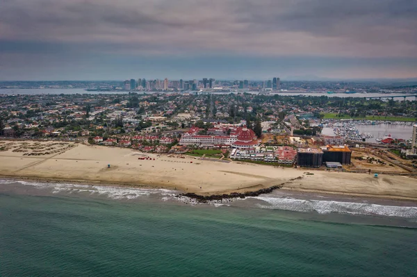 Hotel del Coronado con horizonte de San Diego, plano aéreo amplio — Foto de Stock