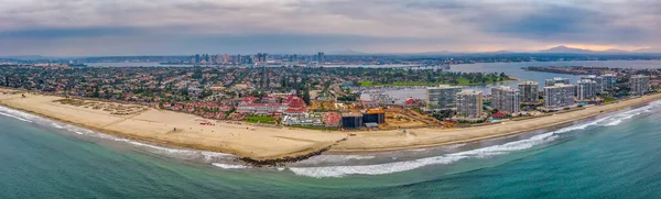 Hotel del Coronado met skyline van San Diego, groot panorama — Stockfoto