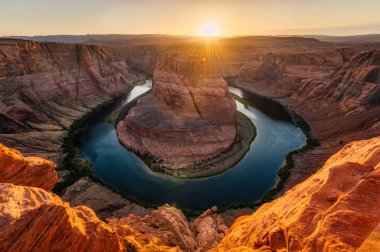 Arizona 'da Horseshoe Bend' in arkasında günbatımı