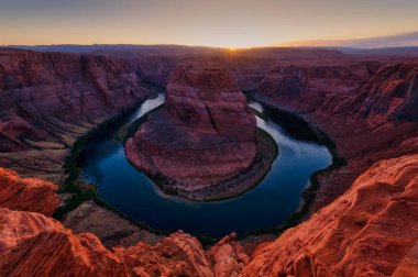 Arizona 'da Horseshoe Bend' in arkasında günbatımı