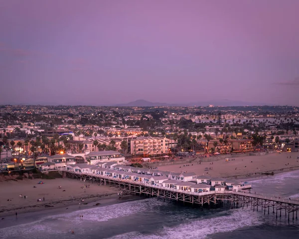 Drone vista de Crystal Pier Cottages Hotel. Atardecer en San Diego California. — Foto de Stock