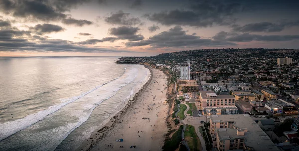 Pacific Beach en San Diego con casas frente al mar y moteles. — Foto de Stock