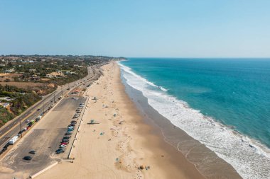 Malibu, California 'da bir plaj. Drone görünümü