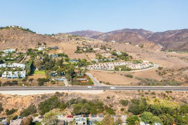 Malibu 'daki Santa Monica Hills' de evleri ve evleri var.. 