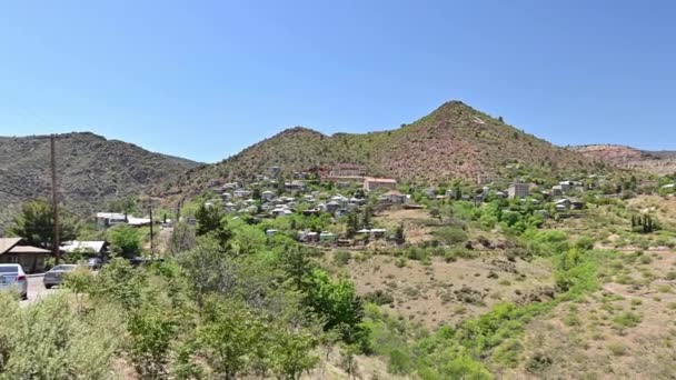 Historické město Jerome v Arizoně. Domy v zelených kopcích. — Stock video
