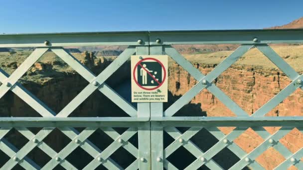 Teckna på historiska Navajo Bridge inte att dumpa skräp i floden — Stockvideo