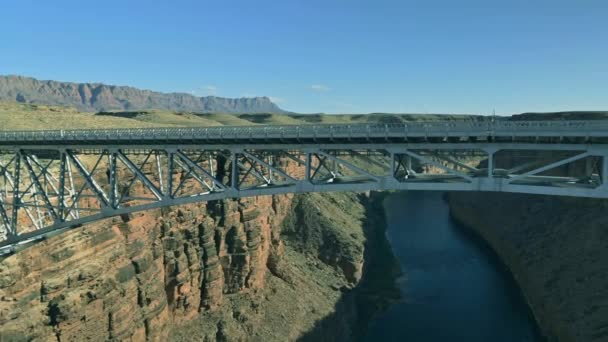 Närbild historiska Navajo Bridge sträcker sig över Colorado floden i norra Arizona — Stockvideo