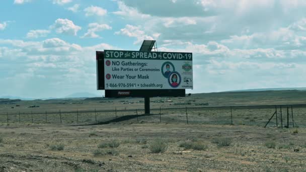Stor skylt på Navajo mark i Arizona med Covid-19 varning — Stockvideo