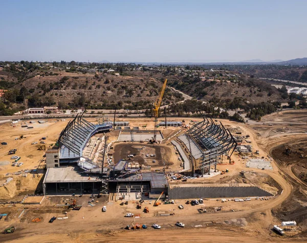 Vista aérea de equipes de construção construindo nova arena de estádio em San Diego. — Fotografia de Stock