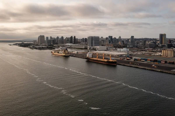 Büyük yük gemileri San Diego Limanı 'na yanaştı.. 