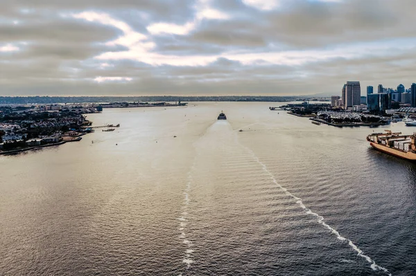 Navire quitte le port de San Diego, en passant par Coronado Island et skyline. — Photo