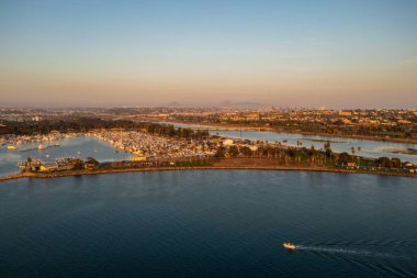 San Diego Limanı 'na gün batımında tekneler geliyor.