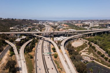 San Diego 'da çok şeritli otoyollar ve üstgeçit dolu, hava manzaralı..
