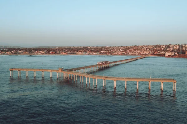San Diego 'daki Ocean Beach Rıhtımı' nın havadan görüntüsü.