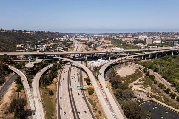 San Diego 'da çok şeritli otoyollar ve üstgeçit dolu, hava manzaralı..