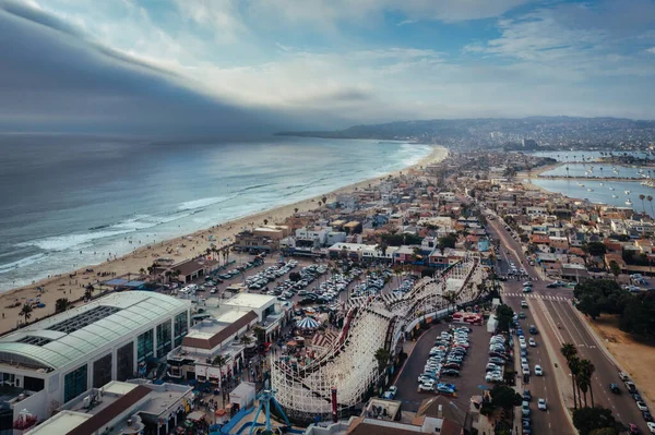 Vista aérea del parque de atracciones en Mission Beach. Pacific Beach en la distancia. — Foto de Stock