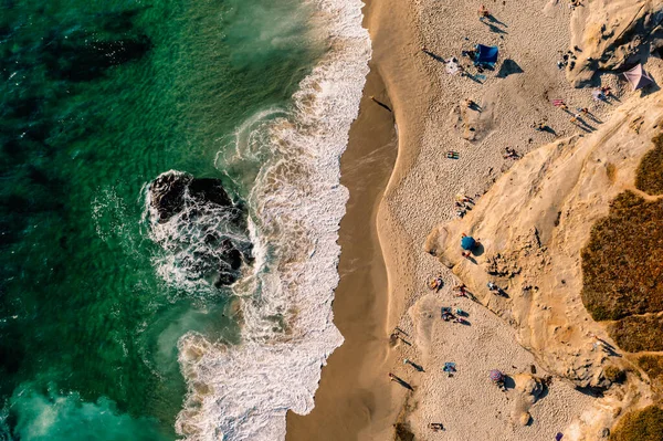 Drone vista a volo d'uccello di persone e ombrelloni sulla spiaggia — Foto Stock