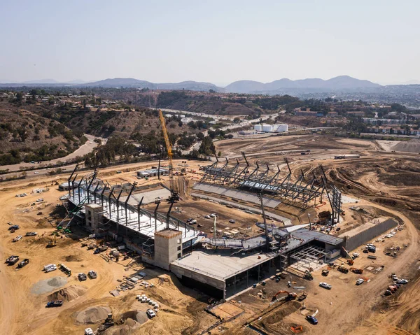 Vista aérea de equipes de construção construindo nova arena de estádio em San Diego. — Fotografia de Stock
