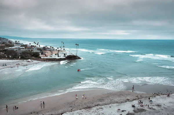 İnsanlar Del Mar, California 'da plajın tadını çıkarıyor.. 