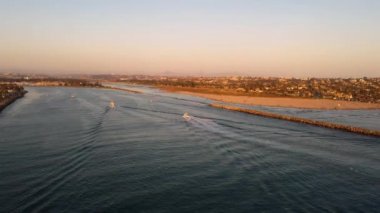 San Diego 'da gün batımında balıkçı teknesi filosunun dönüşü.