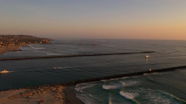 Κηφήνας τροχιά γύρω από τα σκάφη που εισέρχονται San Diego Mission Beach λιμάνι το βράδυ — Αρχείο Βίντεο
