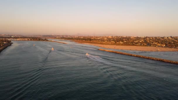 Inicio llegada de flotas de barcos pesqueros al atardecer en San Diego — Vídeos de Stock