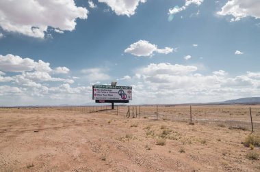 Navajo Toprakları 'nda Covid' in yayılmasıyla ilgili uyarı levhası var.