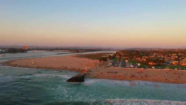 Playa de perros voladores de drones en Ocean Beach al atardecer, un paraíso para los surfistas — Vídeos de Stock