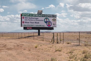 Navajo Toprakları 'nda Covid' in yayılmasıyla ilgili uyarı levhası var.