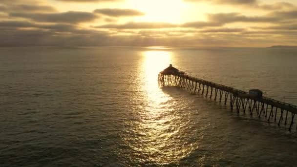 Silhouette Imperial Beach Pier California con océano de color oro, vista al dron — Vídeos de Stock