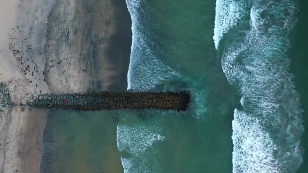 Quebra-mar turquesa por molhe com veículo salva-vidas vermelho dirigindo em cena — Vídeo de Stock