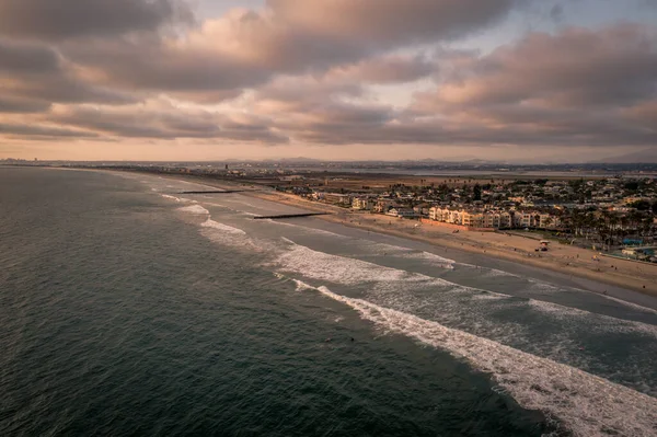 サンディエゴのインペリアルビーチ、カリフォルニア州かなり日没の雲と — ストック写真