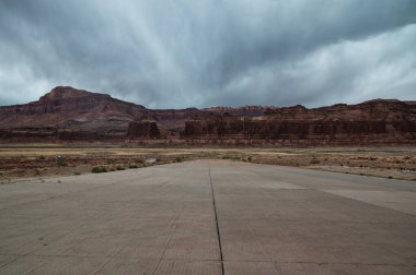 Hite Marina Kamp Alanında piknik masaları, Utah, ABD karamsar bulutlu bir günde.