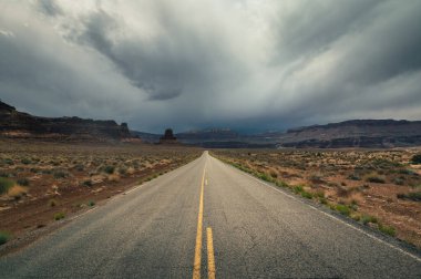 Utah 'ta Hite Marina Kampı' na giden uzun yol, Glen Kanyonu.