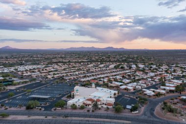 Arizona 'daki Yeşil Vadi' deki Piskoposluk Kilisesi ile Desert Hills Topluluğu Manzarası 