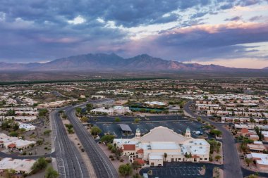 Green Valley, Arizona 'da bir kar kuşu huzur evi. Kasabanın ve dağların havadan görünüşü. 