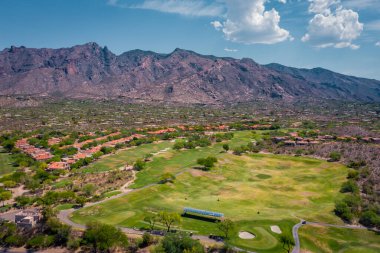 Tucson 'daki golf sahasında dağlar kadar uzaktaki Catalina Foothills