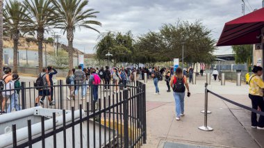 11 Ekim 2025, San Ysidro, Kaliforniya. Amerika 'dan Meksika' ya geçmek için kuyrukta bekleyenler.